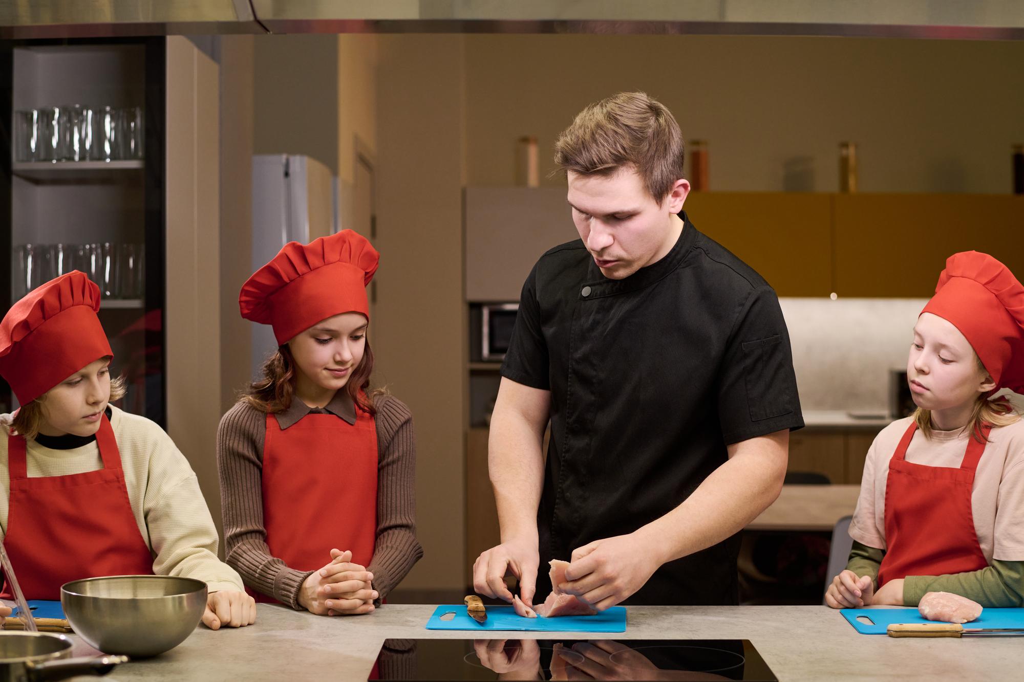 Laboratorio di cucina con allievi e istruttore
